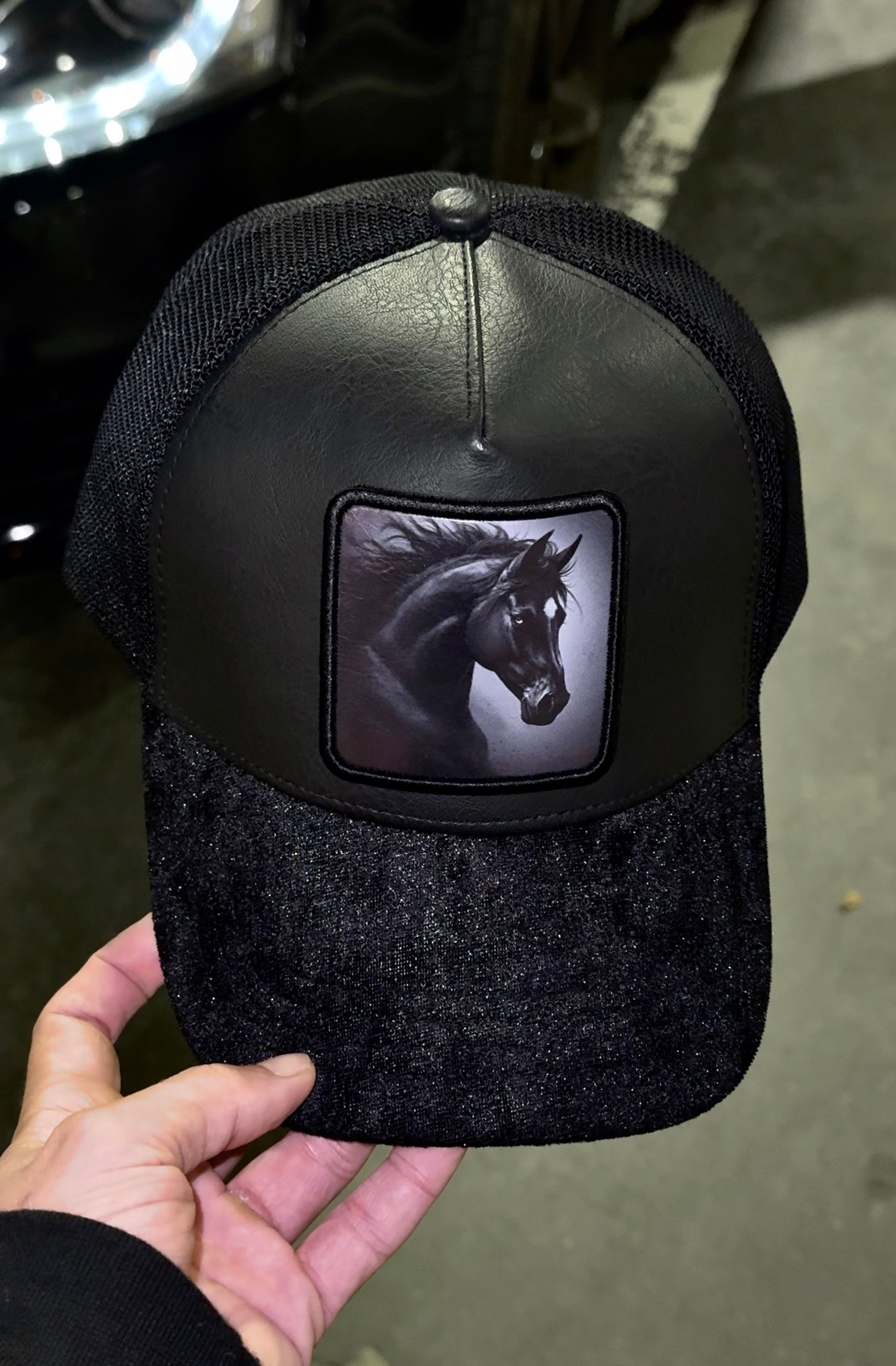 Spirit™ – Caballo | Cuero + Terciopelo