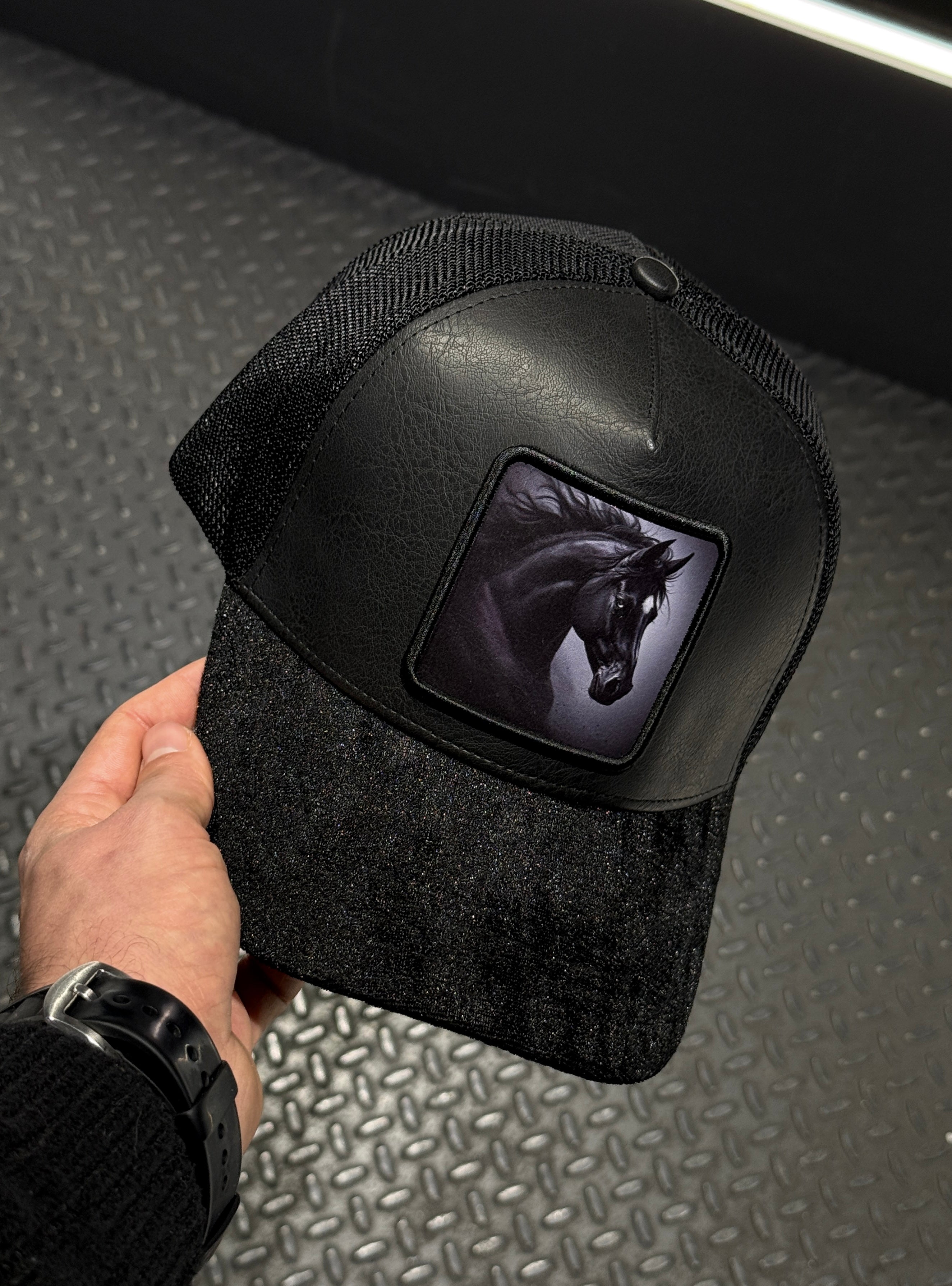 Spirit™ – Caballo | Cuero + Terciopelo