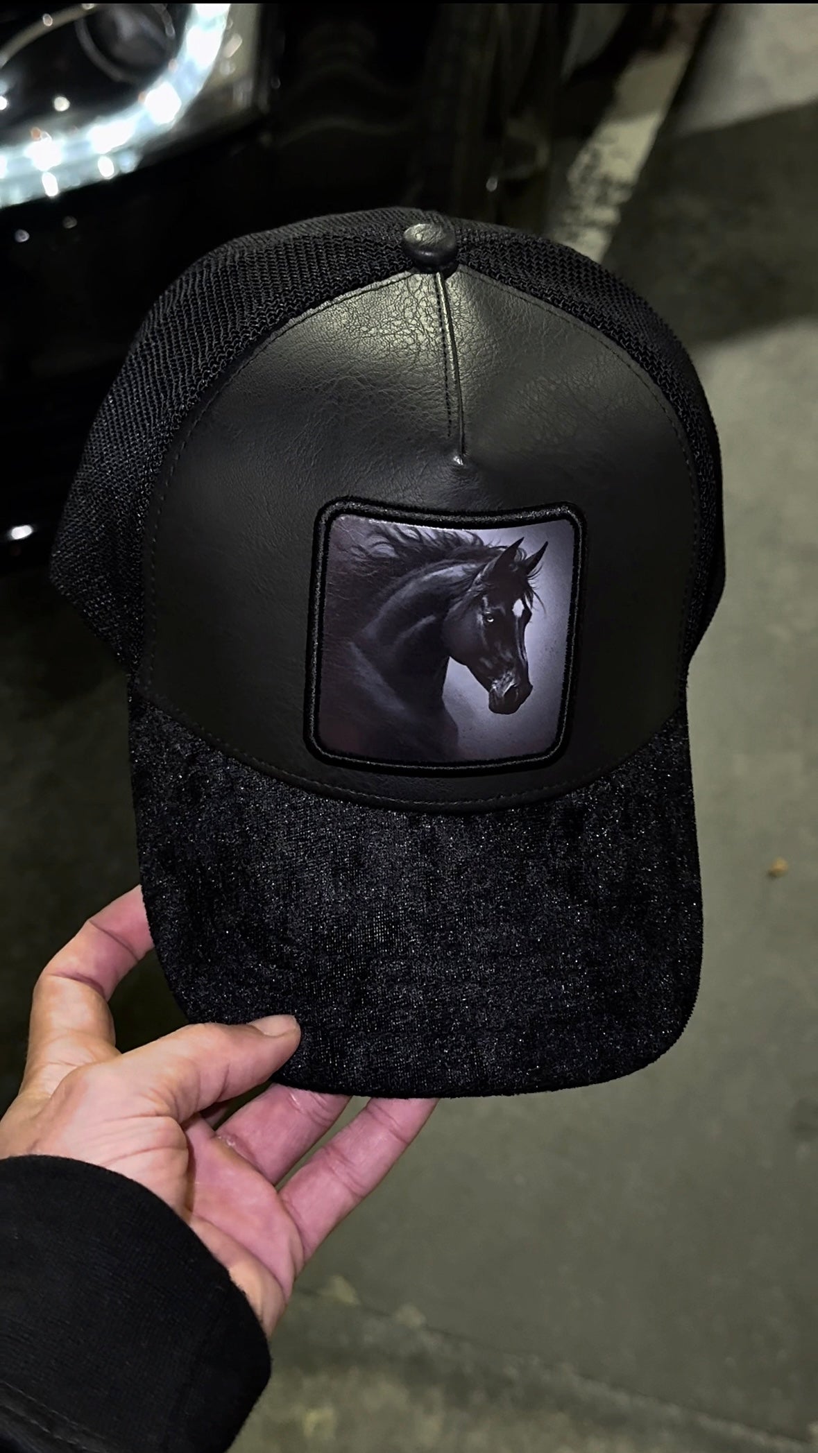 Spirit™ – Caballo | Cuero + Terciopelo